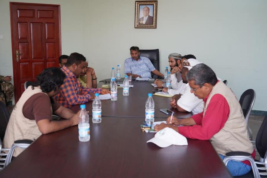 A meeting chaired by the Governor of Abyan discusses the final delivery mechanism for the rehabilitation project of Al-Rawa field implementing by Yanabia Alkhair Charity