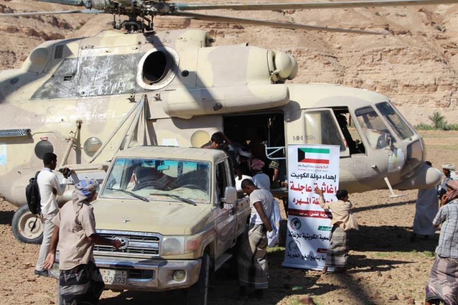 With the participation of Yemeni aviation, YKF distributes a food baskets to the Cyclone Luban victims  in Al-Mahra